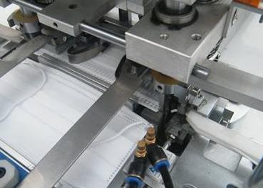 一次性全自動口罩機作業(yè).jpg 一次性全自動口罩機作業(yè).jpg